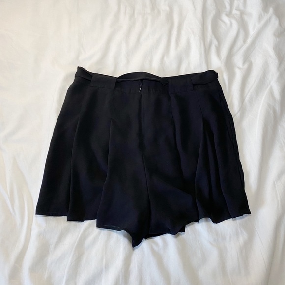 Aritzia Sunday Best Westley Shorts - Picture 2 of 6
